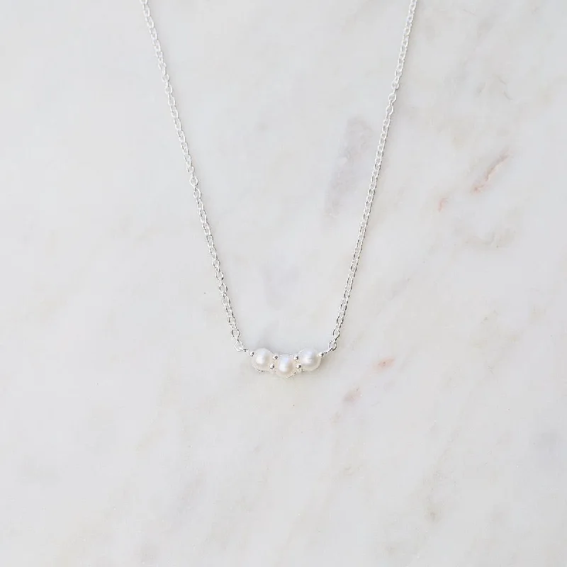 Little Curve Necklace with Three White Freshwater Pearls